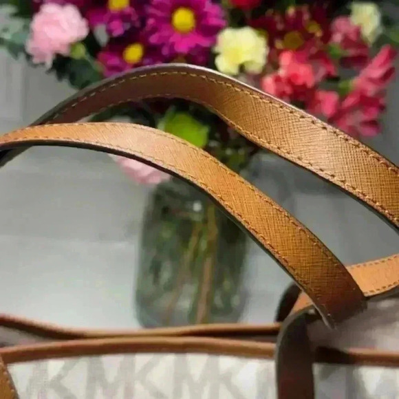 🔥🔥Michael Michael Kors Jet Set Vanilla MK Signature Tote with leather trim NWOT - Picture 7 of 13